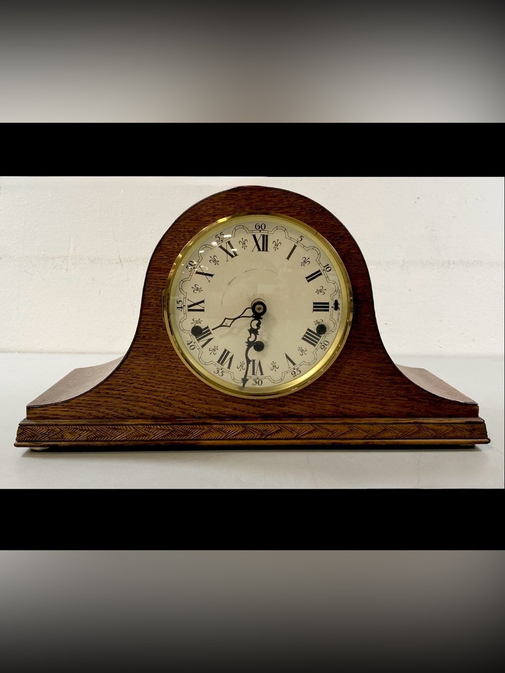 Classic Style Mantel Clock with A Wooden Case White Dial with Roman Numerals